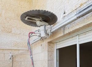 פתיחת פתח לחצר