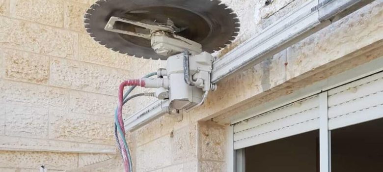 פתיחת פתח לחצר